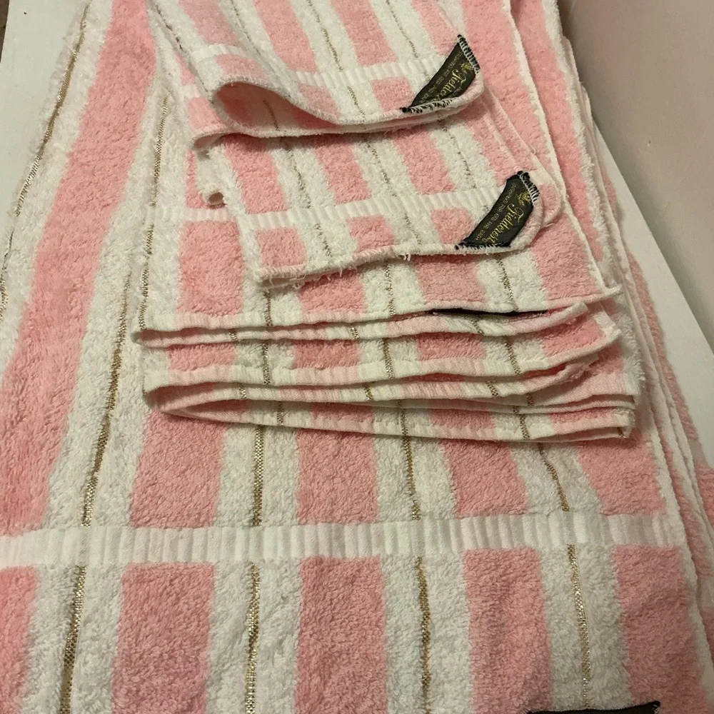 New Condition Vintage Set of 8 Fieldcrest Bath Towels
